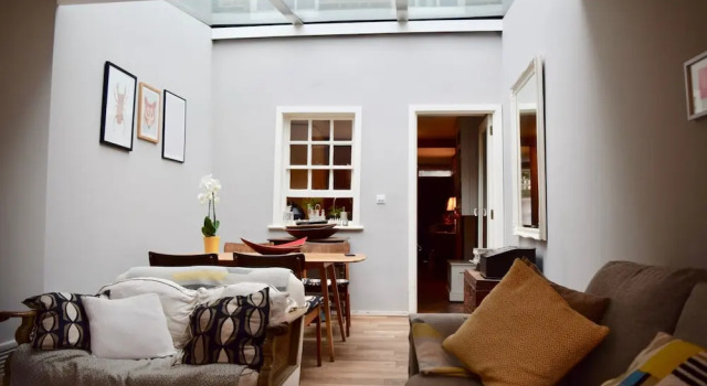 1 Bedroom Historic Cottage in Kentish Town, Varaa Lomakoti Mökit kohteessa Merseyside, Mökki