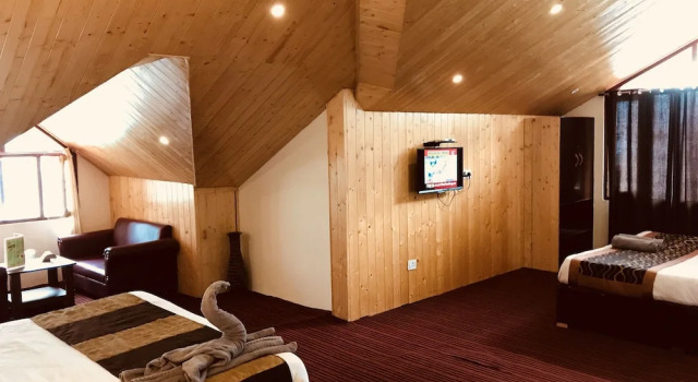 Четырёхместный семейный номер Standard Hotel Hadimba Palace Manali