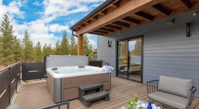 Коттедж Sleeps 20 4 Units, Hot Tub, Deck, Near Downtown+old Bend Aerie by Avantstay