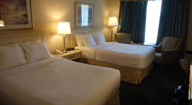 Четырёхместный номер Standard Ramada by Wyndham Trenton