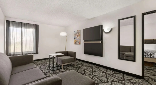 Люкс c 1 комнатой La Quinta Inn & Suites by Wyndham Cleveland Airport West