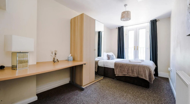 Liverpool City Centre - Spacious Duplex - 6 Bedrooms - Sleeps 14 People, Забронировать Отель Ливерпуль - центр города Ливерпуль, рядом с Harold Cohen Library