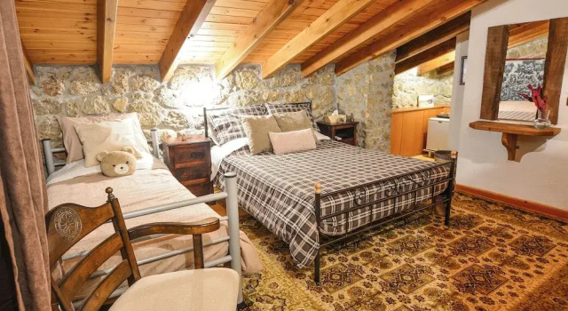 Трёхместный номер Standard с балконом Petrino Lodge Stone Mountain Retreat