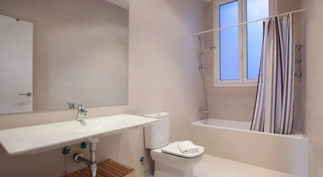 Spacious and Modern Apartment, Забронировать Апартаменты/квартира Эшампле Барселона, рядом с Jove Regina Theatre