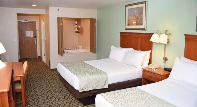 Четырёхместный номер Standard Beachfront Hotel Houghton Lake