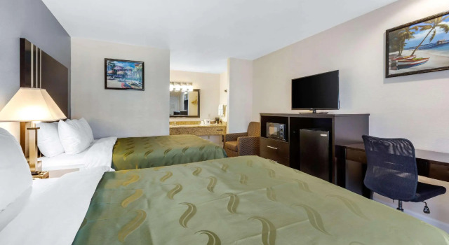Четырёхместный номер Standard Quality Inn & Suites Huntington Beach
