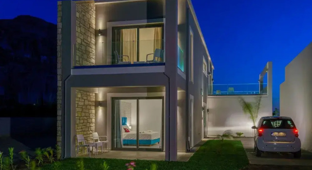 Beachfront Luxurious Villa With Private Pool 30m to Shops Restaurants