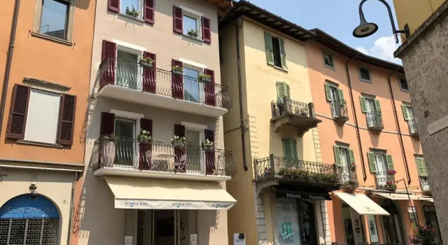 LA QUADRA SUITES - The super central apartments in Iseo, with daily housekeeping included, Buchen Sie Ferienwohnung Apartments in Iseosee, Ferienwohnung