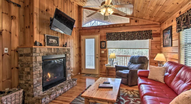 Коттедж c 1 комнатой с балконом Hidden Springs Cabin w/ Hot Tub, 2 Mi to Dollywood