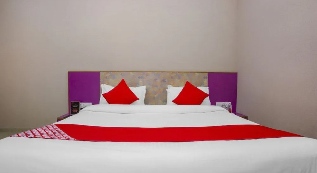 Oyo Flagship 24429 Oriental Rooms And Banquet, Varaa Hotelli Hotellit New Delhi uima-altaalla, Uima-allas