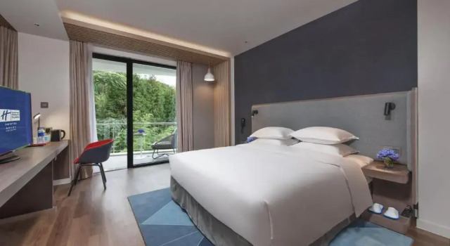 Номер Standard Holiday Inn Express E'mei Qiliping