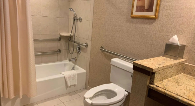 Четырёхместный номер Standard Hilton Chicago/Northbrook