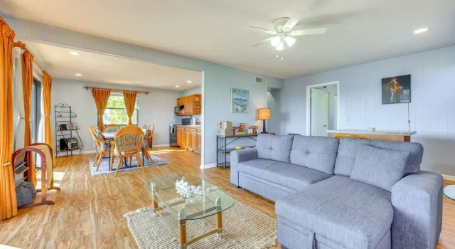 Waterfront Jacksonville Gem w/ Dock + Game Room!, Book Feriehus Sommerhuse i Jacksonville, Hytte