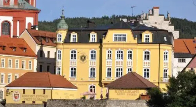 Hotel Císař Ferdinand, Забронировать Отель Локет Рудные горы, рядом с Church of St. Wenceslas