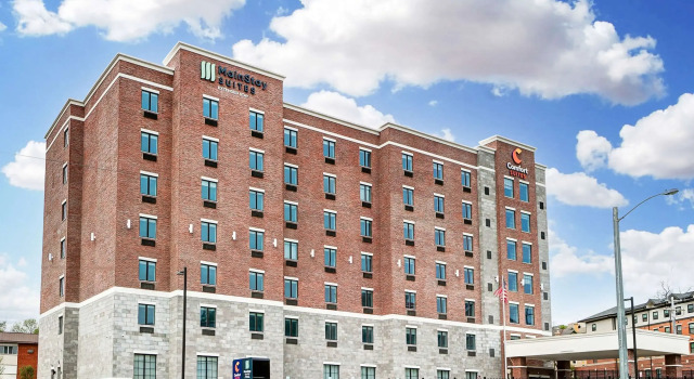 MainStay Suites Cincinnati University - Uptown, Забронировать Отель Отели Цинциннати с бассейном, рядом с UCmedicalCenter, Бассейн