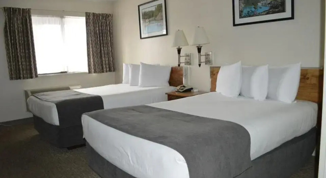 Четырёхместный номер Standard Sechelt inn