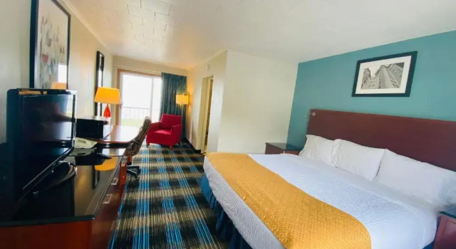 Двухместный номер Standard с балконом и с видом на озеро Days Inn & Suites by Wyndham St. Ignace Lakefront