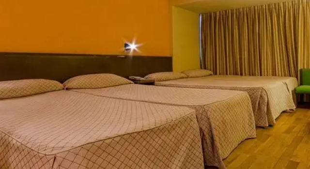 Четырёхместный номер Hotel Sant Eloi