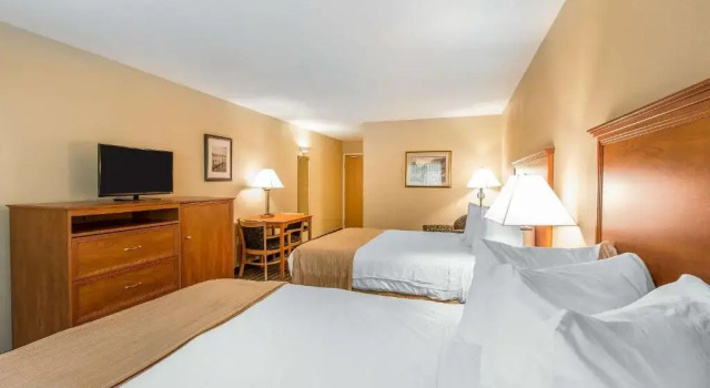 Четырёхместный номер Deluxe Quality Inn & Suites On The River