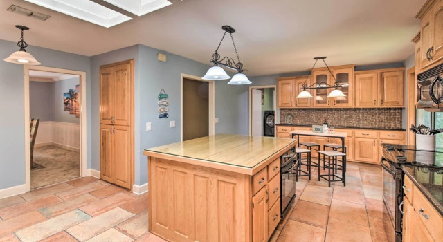 Коттедж Jacksonville Home on 1 Acre ~ 6 Mi to Beach!