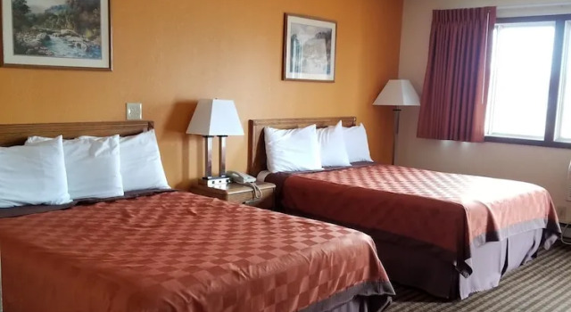 Двухместный номер Standard с 2 комнатами Scottish Inn & Suites - Eau Claire