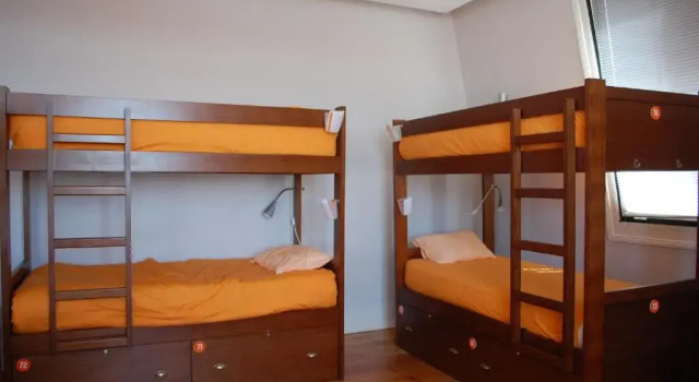 Кровать в общем номере с видом на реку Lisbon Hostel