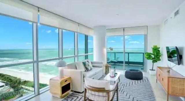 Modern Geometry at Monte Carlo Miami Beach, Varaa Hotelli Hotellit Miami Beach uima-altaalla, Uima-allas