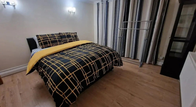 Standard Double Room - Shared, Забронировать Дом для отпуска Слау Бакингемшир, рядом с Absolutely Ice - Slough Ice Arena
