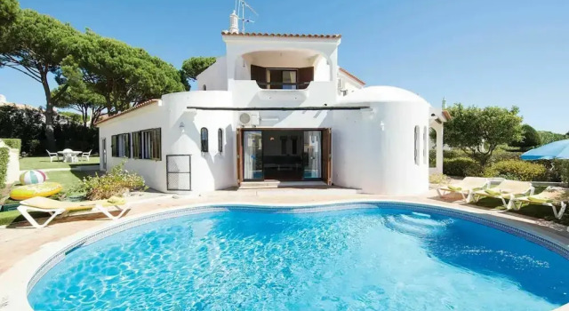 Modern Holiday Home in Quarteira With Swimming Pool, Rezervovat Hotel Hotely v Sotavento s parkováním, Parkování