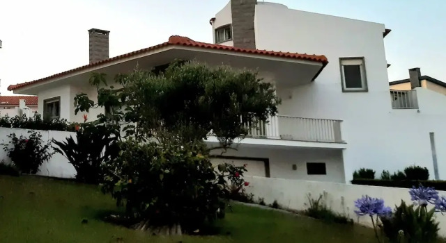 Impecable 4-bed Villa in Praia da Areia Branca, Rezerwuj Willa Wille w Centro Region, Willa