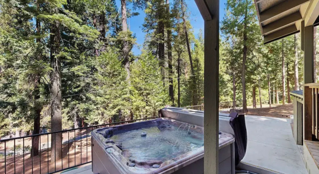 Коттедж 4BR Home w/ Spa, Bar, Home Gym, Decks, Near Lake