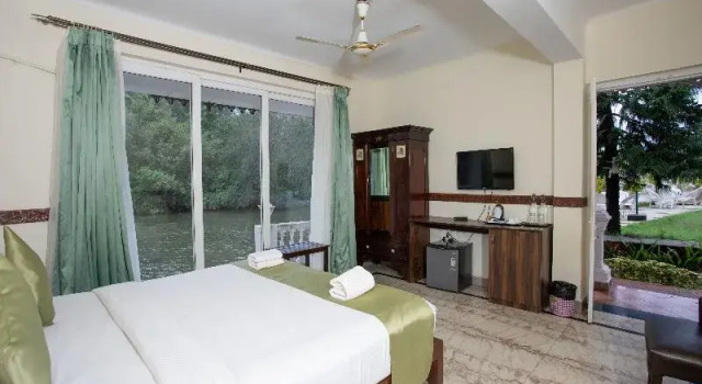 Двухместный номер Premium с балконом Stone Wood Riverfront Resort, Siolim