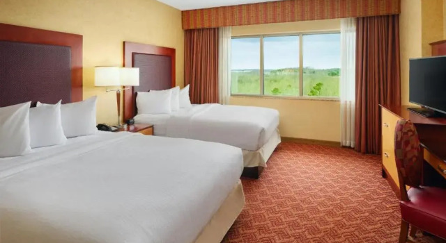Четырёхместный люкс Hearing Accessible c 1 комнатой Отель Embassy Suites by Hilton Charlotte Concord Golf Resort & Spa
