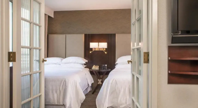 Четырёхместный люкс Sheraton Suites Chicago Elk Grove