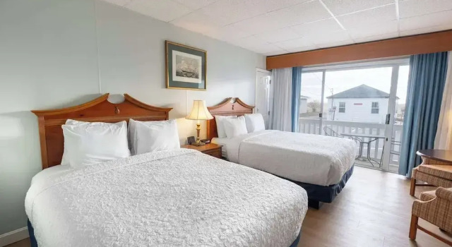 Четырёхместный номер Standard с балконом и рядом с пляжем Waves Oceanfront Resort