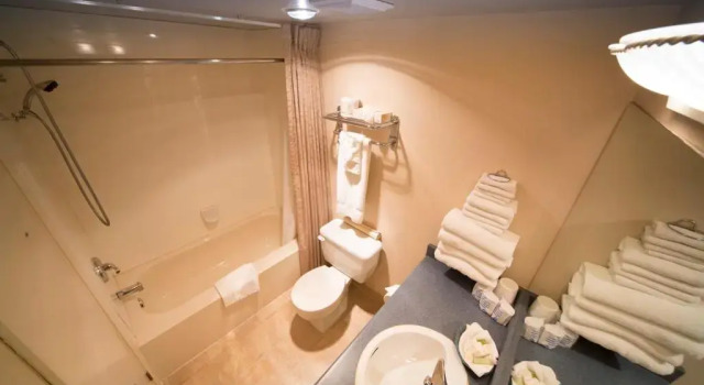 Четырёхместный номер Standard с видом на море Sidney Waterfront Inn & Suites