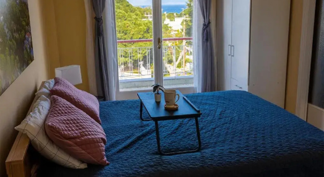Lovely 1-bdrm condo, balconies 5 min walk to beach