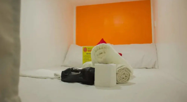 LUXS Capsule Hotel - Hostel - Adults Only