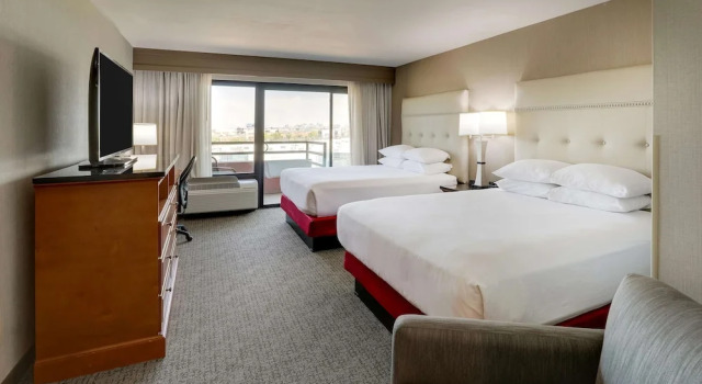 Четырёхместный номер Standard Drury Inn & Suites Phoenix Airport
