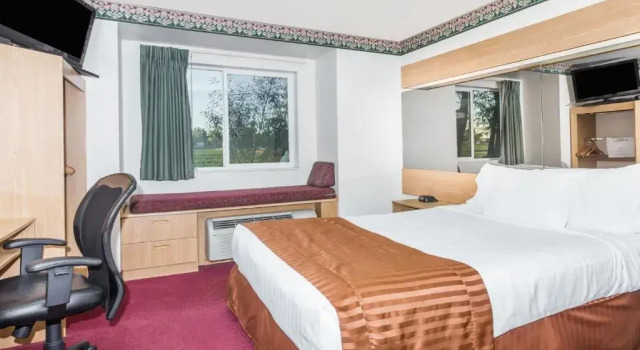 Двухместный люкс Boarders Inn and Suites Brush (ex.Microtel Inn by Wyndham Brush)