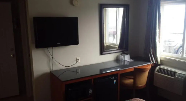 Четырёхместный номер Standard Royal Inn Motel