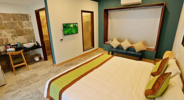 Трёхместный люкс с балконом Relax Garden Boutique Villa Hoi An
