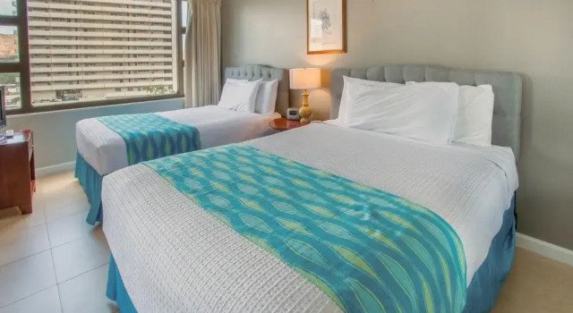 Waikiki Banyan - Pool View Tower 1 Suite 911, Забронировать Отель Отели Гонолулу 3 звезды, рядом с Royal Hawaiian Theater Legends in Concert Waikiki, 3*