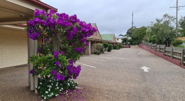 Кровать в общем номере Country Gardens Motor Inn