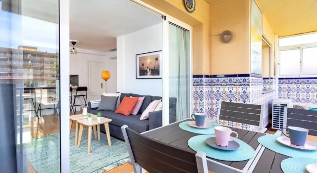 Delightful Apartment on The First Shoreline Ref 141