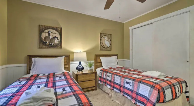 Апартаменты Cozy Poconos Townhome w/ Fireplace Near Jack Frost