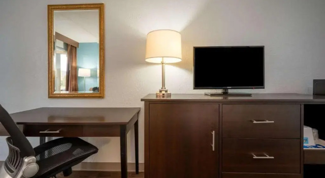 Четырёхместный номер Standard Days Inn by Wyndham Perrysburg Toledo