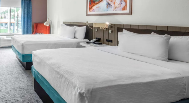 Четырёхместный номер Standard с красивым видом из окна Hilton Garden Inn Chandler Downtown