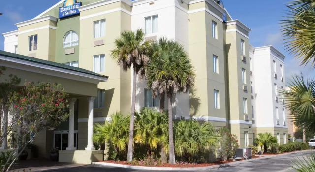 Двухместный люкс Days Inn & Suites by Wyndham Fort Pierce I-95