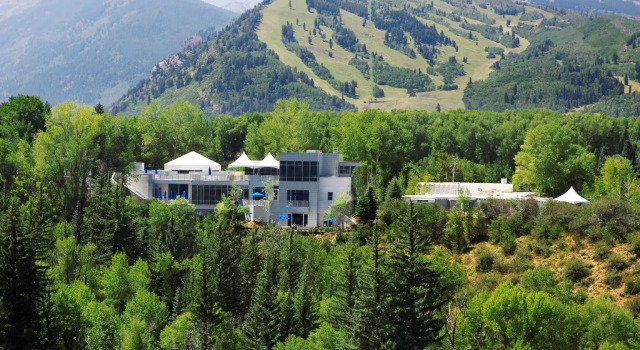 Кровать в общем номере с видом на горы Aspen Meadows Resort